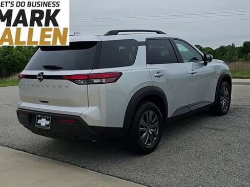 Used 2025 Nissan Pathfinder SV FWD image 8