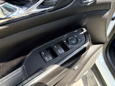 Used 2023 GMC Acadia SLT w/ Preferred Package FWD image 19