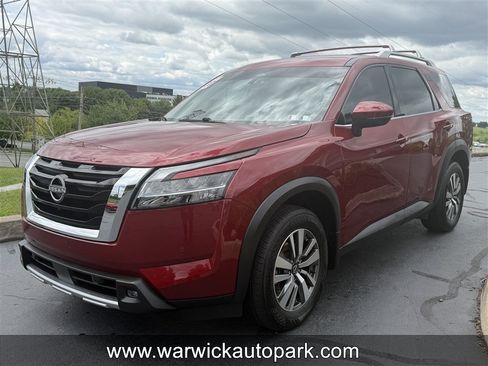 Used 2023 Nissan Pathfinder SL w/ Black Appearance Package AWD/4WD image 3