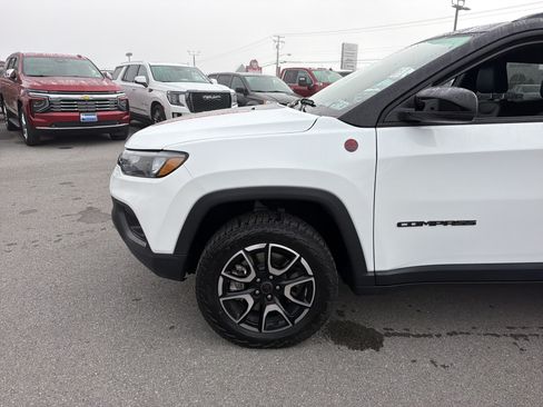 Used 2025 Jeep Compass Trailhawk AWD/4WD image 11