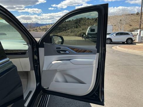 Used 2021 Cadillac Escalade Premium Luxury Platinum image 22