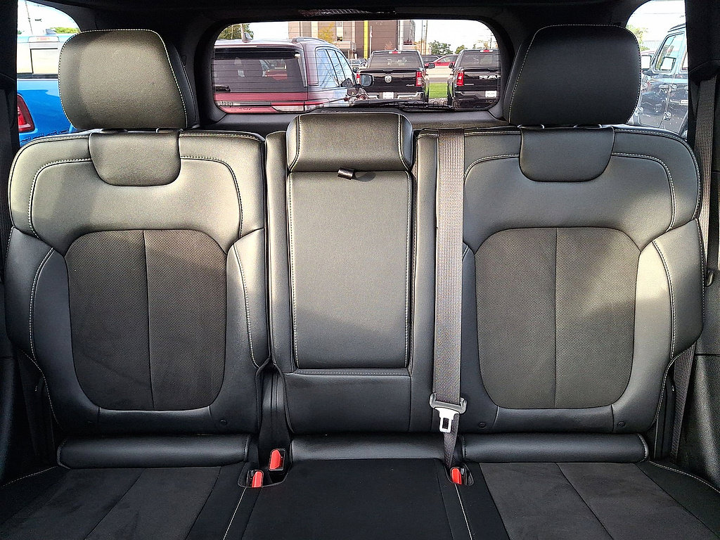Used 2023 Jeep Grand Cherokee Altitude AWD/4WD image 13