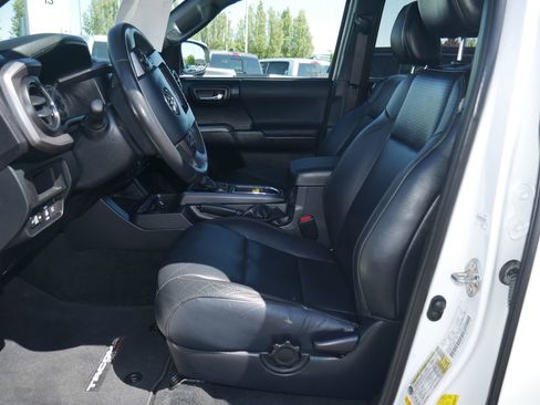 Used 2019 Toyota Tacoma TRD Off-Road AWD/4WD image 25
