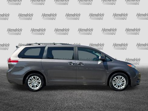 Used 2013 Toyota Sienna XLE FWD image 3