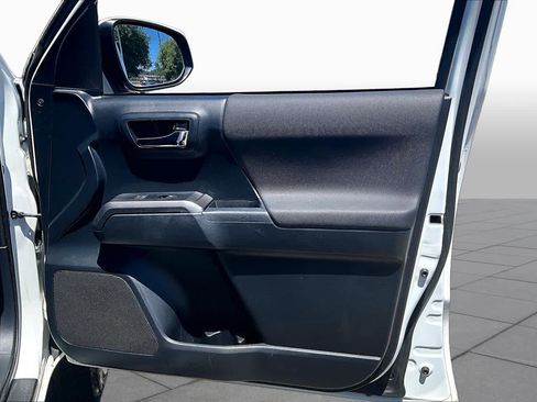 Certified 2019 Toyota Tacoma TRD Off-Road AWD/4WD image 22