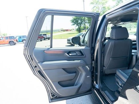Used 2025 GMC Yukon Denali AWD/4WD image 14