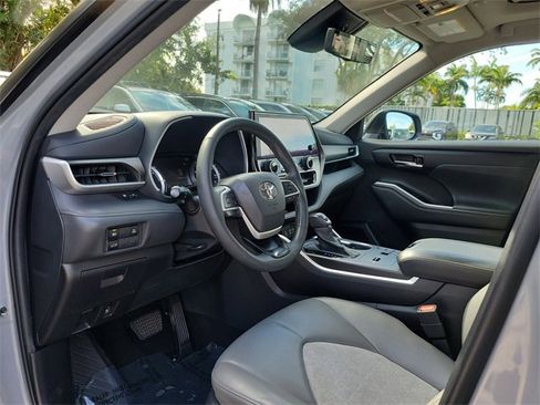 Used 2023 Toyota Highlander Bronze Edition image 10