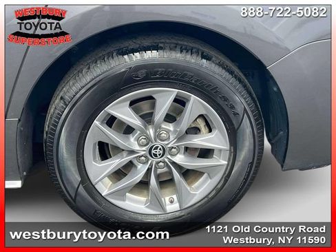 Used 2024 Toyota Sienna XLE FWD image 14