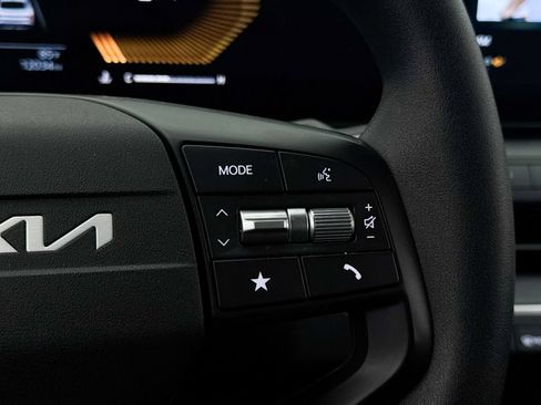 Certified 2025 Kia K4 FWD image 31