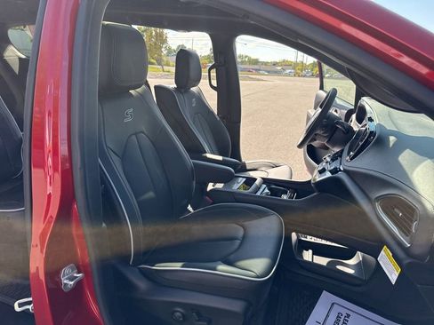 New 2026 Chrysler Pacifica Limited w/ Uconnect Theater Family Group image 13