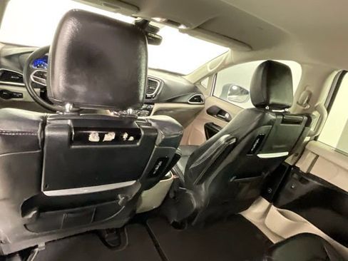 Used 2022 Chrysler Pacifica Touring-L w/ Uconnect Theater Family Group image 16