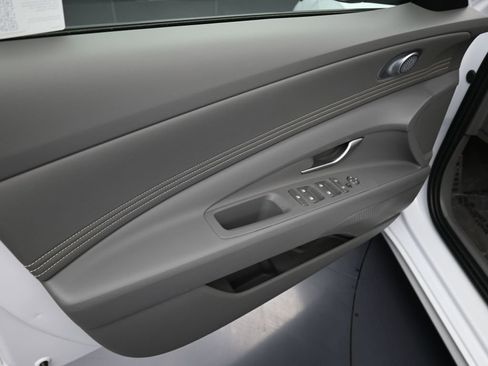 Used 2025 Hyundai Elantra Sport image 13