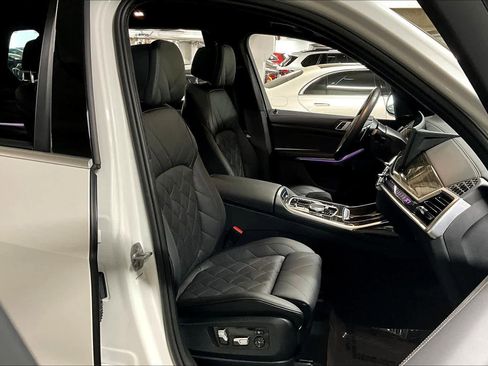 Used 2024 BMW X7 xDrive40i image 9