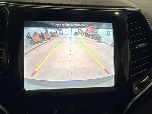 Used 2019 Jeep Cherokee Limited image 34