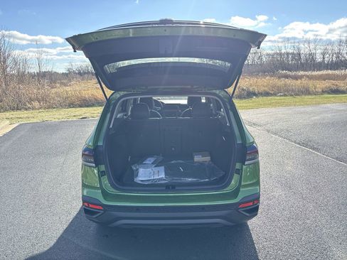 New 2026 Volkswagen Taos SE image 25