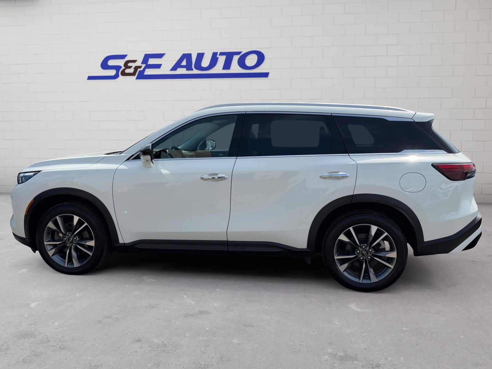 Used 2024 INFINITI QX60 Luxe AWD/4WD image 2