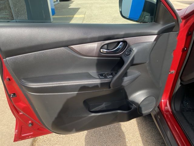 Used 2016 Nissan Rogue SV AWD/4WD image 9