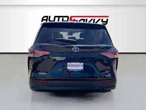 Used 2021 Toyota Sienna LE image 6