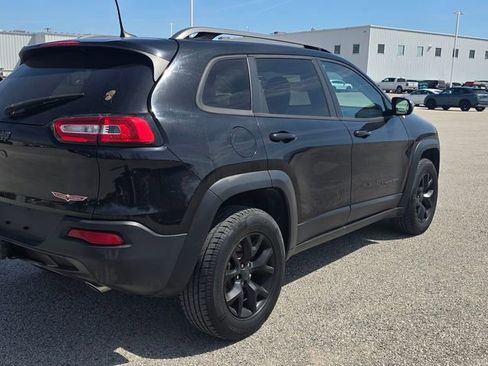 Used 2017 Jeep Cherokee Trailhawk w/ Comfort & Convenience Group AWD/4WD image 3