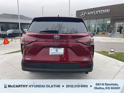 Used 2021 Toyota Sienna XLE w/ XLE Plus Package FWD image 16