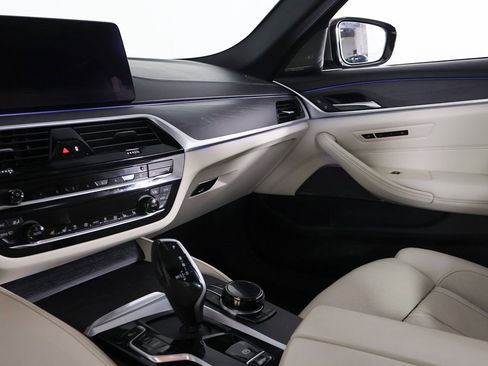 Used 2022 BMW M550i xDrive w/ Dynamic Handling Package image 50