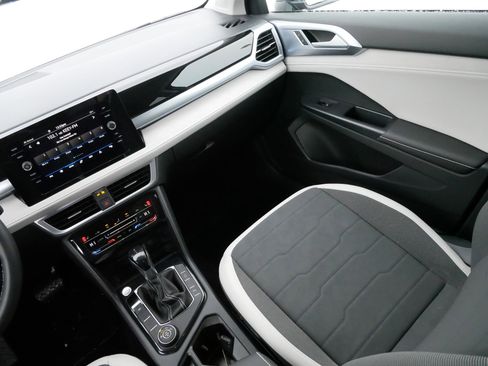 Used 2025 Volkswagen Taos SE image 11