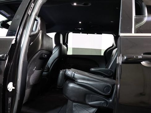 Used 2025 Chrysler Pacifica Select FWD image 15