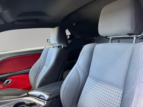 Used 2015 Dodge Challenger SXT RWD image 9