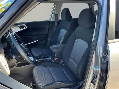 Used 2025 Kia Soul LX w/ LX Technology Package FWD image 21