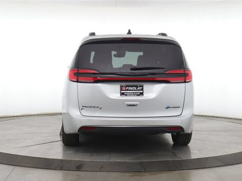 Used 2024 Chrysler Pacifica Premium FWD image 11