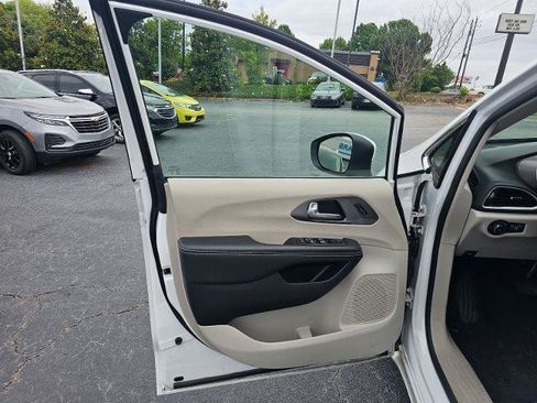 Used 2023 Chrysler Pacifica Touring-L FWD image 62