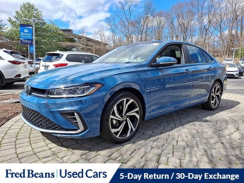 Certified 2025 Volkswagen Jetta SEL image 3