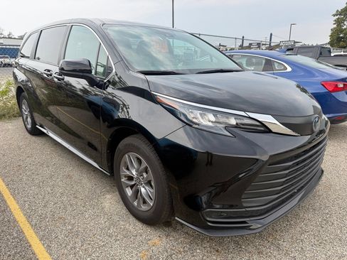 Used 2025 Toyota Sienna LE FWD image 1