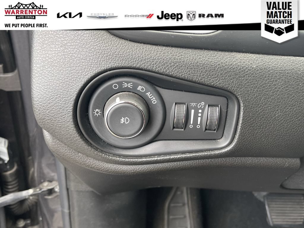 Used 2018 Jeep Renegade Latitude AWD/4WD image 26
