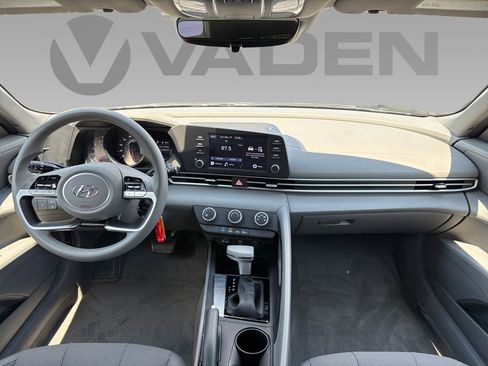 Used 2023 Hyundai Elantra SE FWD image 2
