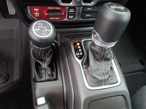 Used 2025 Jeep Wrangler Unlimited Rubicon w/ Convenience Group AWD/4WD image 14