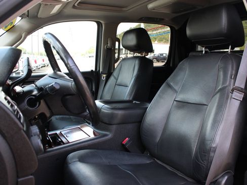Used 2013 Chevrolet Avalanche LTZ AWD/4WD image 16