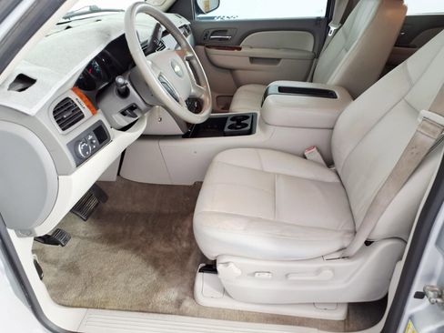 Used 2014 Chevrolet Suburban LT RWD image 13