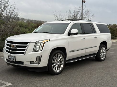Used 2019 Cadillac Escalade ESV Luxury image 2
