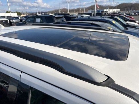 Used 2016 Ford Explorer XLT w/ Equipment Group 202A image 5