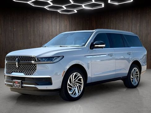 Used 2025 Lincoln Navigator Reserve AWD/4WD image 4