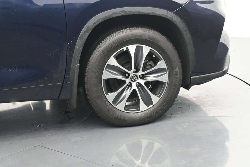 Used 2024 Toyota Highlander XLE AWD/4WD image 11