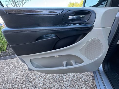 Used 2018 Dodge Grand Caravan SE w/ UConnect Hands-Free Group image 24