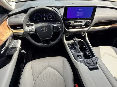 Used 2025 Toyota Grand Highlander AWD image 13