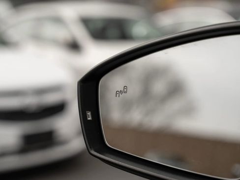 Used 2018 Volkswagen Tiguan SE w/ Panoramic Sunroof Package image 30