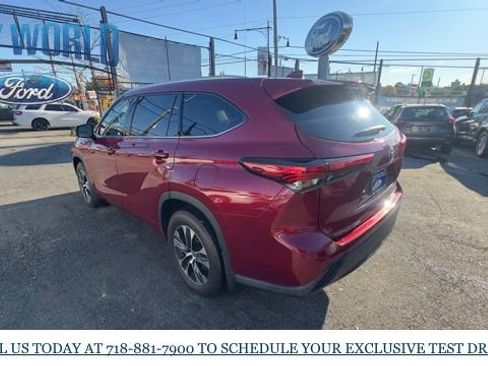 Used 2022 Toyota Highlander XLE image 3