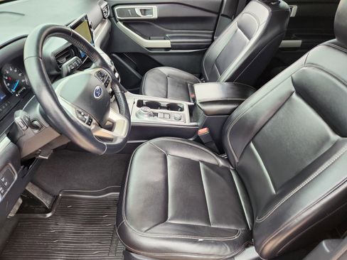 Used 2021 Ford Explorer XLT w/ Equipment Group 202A image 17