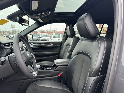 Used 2023 Jeep Grand Cherokee L Laredo image 27