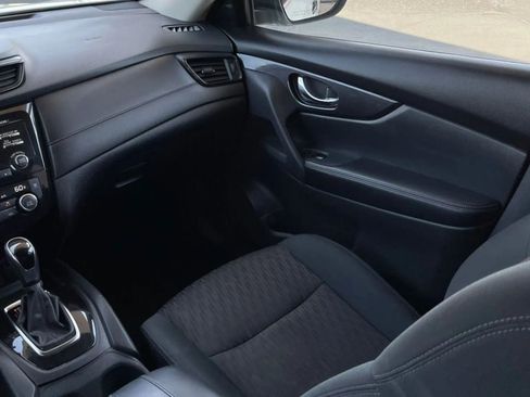 Used 2017 Nissan Rogue SV image 38