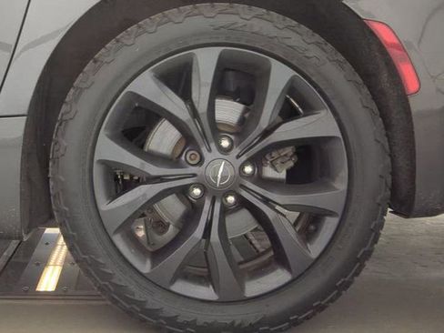 Used 2020 Chrysler Pacifica Limited w/ S Appearance Package FWD image 8